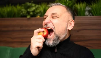 Do Dentures Affect Your Diet? How to Eat Well with False Teeth